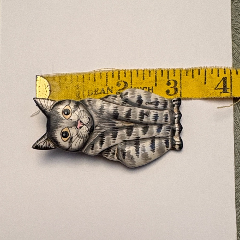 Cat Pin Grey with Yellow Eyes & Pink Nose - Picture 3 of 7